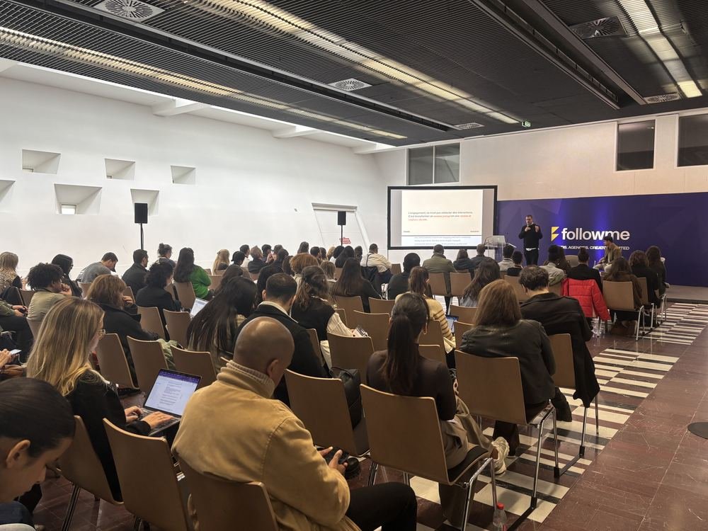 Table ronde dans le grand amphithéâtre de FollowMe au Palais des Congrès de Paris