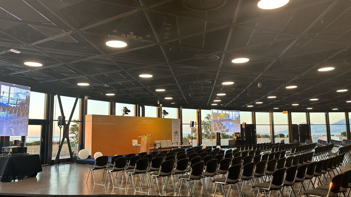 Salle de conférence du World AI Cannes Festival face à la mer avant l'ouverture
